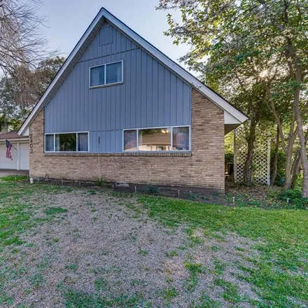 Image 2 - 2402 Woodlawn Drive, Ennis, TX 75119, USA - House for sale
