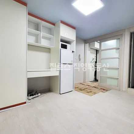 Rent this studio apartment on 서울특별시 관악구 남현동 1054-48