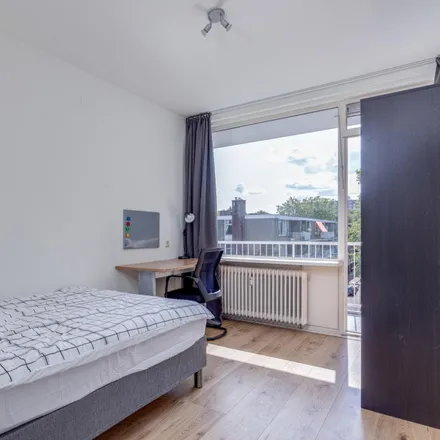 Rent this 4 bed room on Philip Vingboonsstraat 177 in 3067 ZB Rotterdam, Netherlands