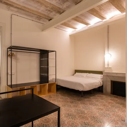 Rent this 1 bed room on SNOOKER - Cocteles y Billarea in Carrer de Roger de Llúria, 42