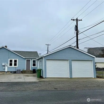 Image 2 - 402 Roosevelt Drive, Grand Coulee, WA 99133, USA - House for sale