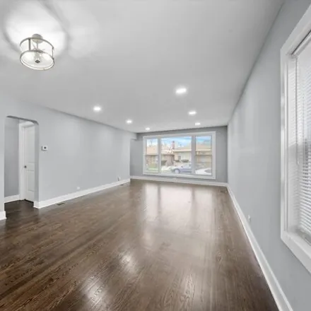 Image 5 - 8749 South Cornell Avenue, Chicago, IL 60617, USA - House for sale