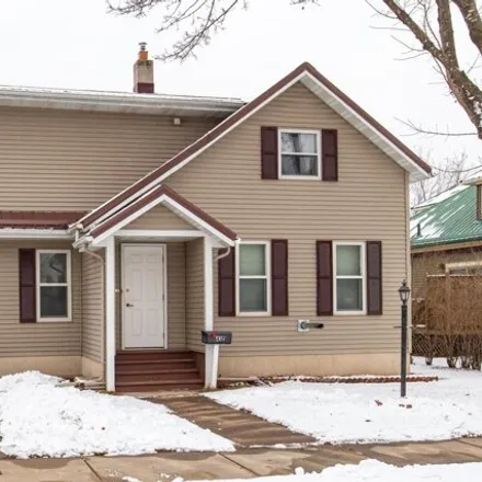 Buy this 3 bed house on 460 West Law Street in New London, WI 54961