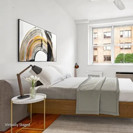 Image 5 - 260 W 10th St Apt 3e, New York, 10014 - Apartment for sale