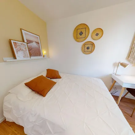 Rent this 4 bed apartment on 27D Rue de l'Effort in 69007 Lyon, France