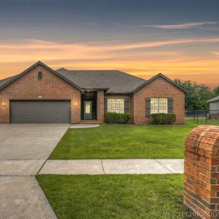 Buy this 3 bed house on 241 South Hickory Place in Broken Arrow, OK 74012