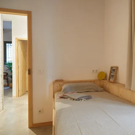 Rent this 7 bed room on Carrer de l'Encarnació in 160, 08025 Barcelona