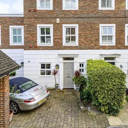 Rent this 4 bed townhouse on unnamed road in London, TW7 4DZ