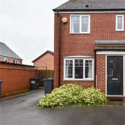 Rent this 3 bed duplex on Martineau Drive in Harborne, B32 2AR