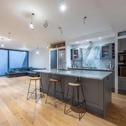 Image 1 - Finsbury Park Road, London, N5 2LX, United Kingdom - House for rent