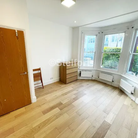 Image 7 - Chesterfield Gardens, London, N4 1LL, United Kingdom - Apartment for rent