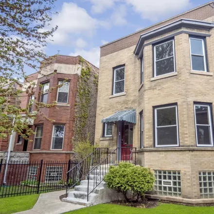 Buy this 4 bed duplex on 5201 North Winthrop Avenue in Chicago, IL 60640