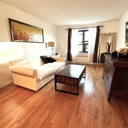 Image 5 - 211-05 75th Avenue, New York, NY 11364, USA - Apartment for sale