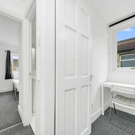Rent this 5 bed townhouse on 27 Melbourne Road in London, E10 7HF