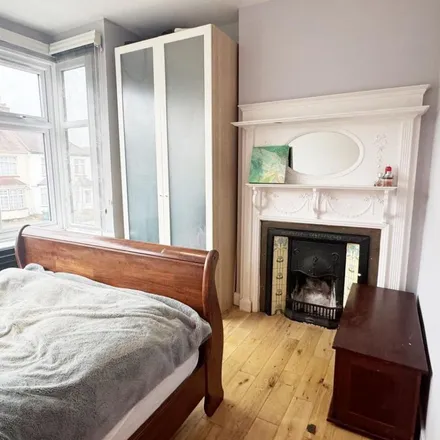 Image 2 - Grove Road, London, N12 9DS, United Kingdom - Apartment for rent
