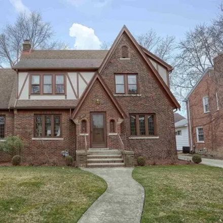 Buy this 3 bed house on 877 Lakepointe Street in Grosse Pointe Park, MI 48230