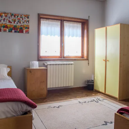 Rent this 9 bed room on Escola Básica do 1º Ciclo/JI de São Tomé in Rua Conde de Avranches, 4200-491 Porto