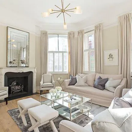 Rent this 3 bed apartment on Sussex Gardens in London, W2 3UD