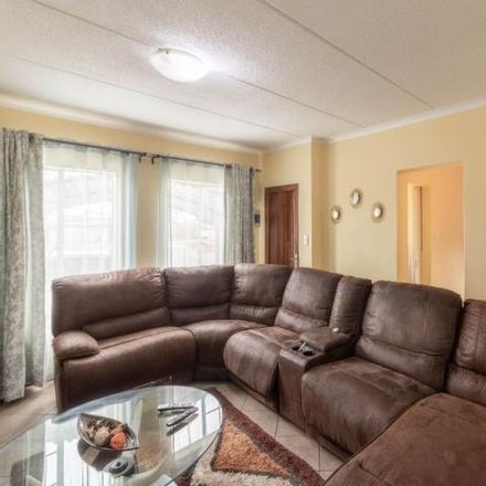 Rent this 3 bed apartment on Pick & Pay Family in Voortrekker Road, Rhodesfield