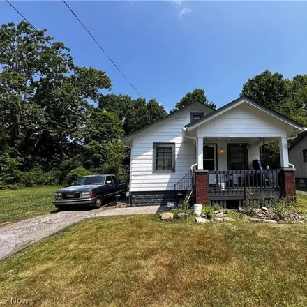 Buy this 2 bed house on 624 W Dewey Ave in Youngstown, Ohio
