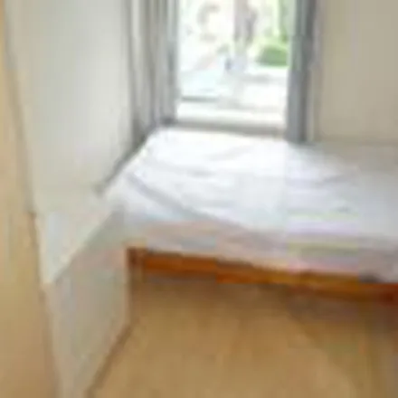 Rent this 3 bed apartment on 84 Woodville Road in Cardiff, CF24 4ED