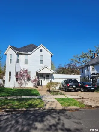 Buy this studio house on 2022 Farnam Street in Davenport, IA 52803