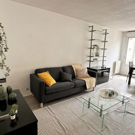 Rent this 3 bed apartment on 85 Rue de Maubec in 31300 Toulouse, France
