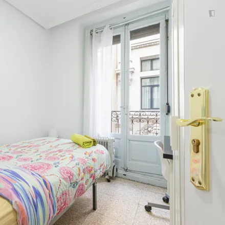 Rent this 4 bed room on Madrid in Calle de Moratín, 13