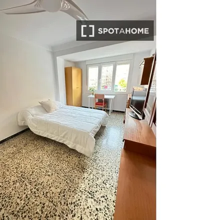 Rent this 5 bed room on Calle Pilar Sinués y Navarro in 2, 50010 Zaragoza