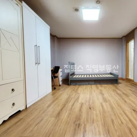Rent this studio apartment on 서울특별시 관악구 봉천동 1675-1