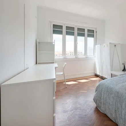 Rent this 16 bed room on Pastelaria Parque in Rua Sampaio e Pina, 1070-051 Lisbon