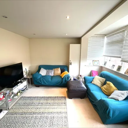 Rent this 2 bed apartment on unnamed road in London, IG8 0TJ