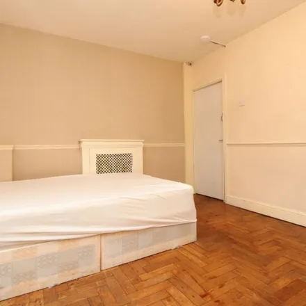 Rent this 3 bed apartment on Hare Walk in London, E2 8AL