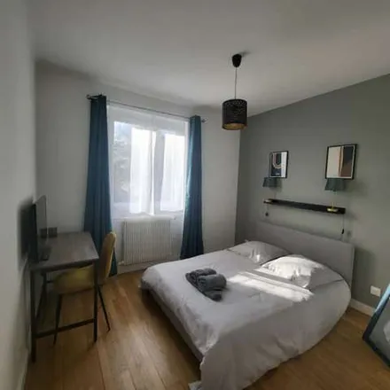 Rent this 3 bed apartment on 60 Avenue Jules Guesde in 69200 Vénissieux, France