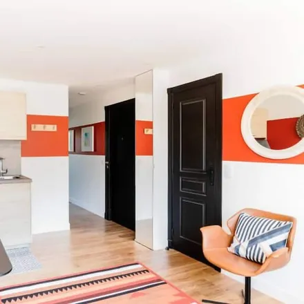 Rent this 2 bed apartment on 92130 Issy-les-Moulineaux