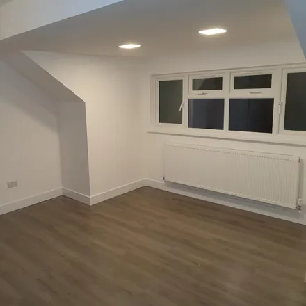Rent this 3 bed apartment on New Bedford Road in Luton, LU3 1EU