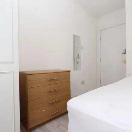 Rent this 4 bed apartment on St Gilles House in Mace Street, London