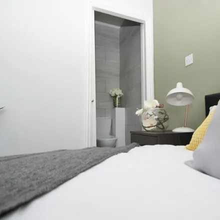 Rent this 5 bed room on 138;140 Fitzneal Street in London, W12 0BY