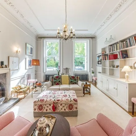 Rent this 2 bed apartment on Warwick Square in London, SW1V 2AR