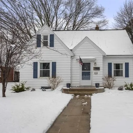 Buy this 3 bed house on 286 East Glendale Avenue in Appleton, WI 54911