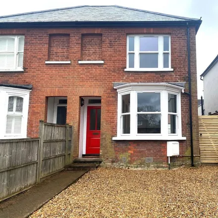Rent this 3 bed duplex on Candlemas Lane in Beaconsfield, HP9 1AG