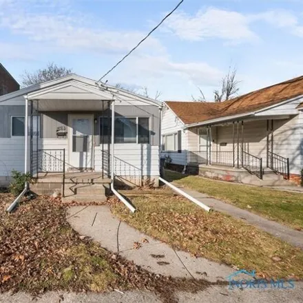 Buy this 2 bed house on 293 East Pearl Street in Toledo, OH 43608