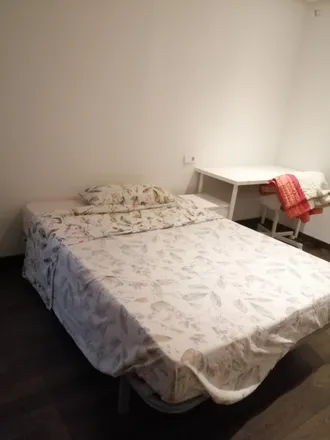 Rent this 3 bed room on Carrer de Rocafort in 7, 08001 Barcelona