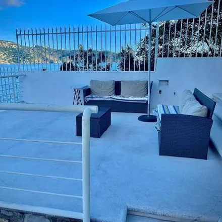 Rent this 4 bed house on Cerrada Costa Grande in Barrio La Pinzona, 39300 Acapulco