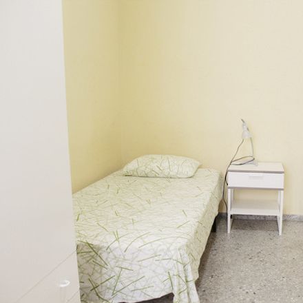 Rent this 6 bed room on Calle Conde de Cifuentes in 41003 Sevilla, España