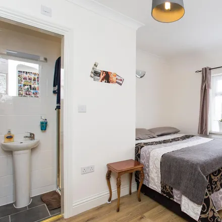 Rent this 8 bed room on The Green in London, W3 7PQ