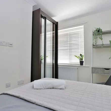 Image 3 - The Fairway, London, W3 7PU, United Kingdom - Room for rent