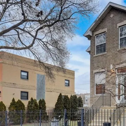 Image 2 - 3649 South Giles Avenue, Chicago, IL 60653, USA - House for sale