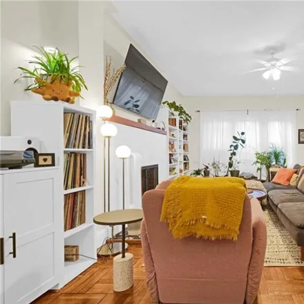 Image 5 - 68-11 Exeter Street, New York, NY 11375, USA - House for sale