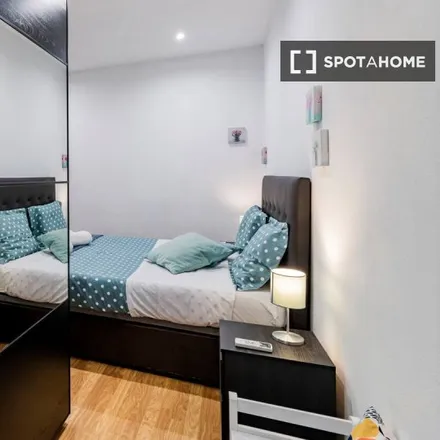 Rent this 2 bed apartment on Rua do Bonjardim 954 in 4000-121 Porto, Portugal